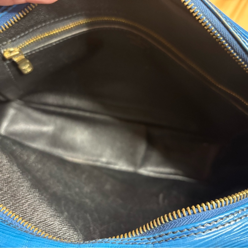LOUIS VUITTON Trocadero 24
Shoulder Bag Epi Leather Blue - Picture 8 of 11